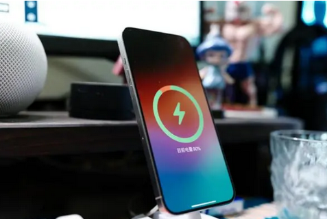 日照苹果15换屏服务分享用什么充电器给iPhone15充电更好 